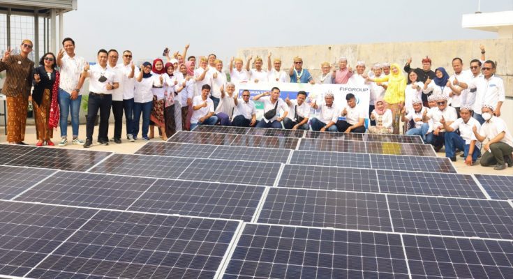 FIFGROUP melakukan peresmian instalasi solar panel