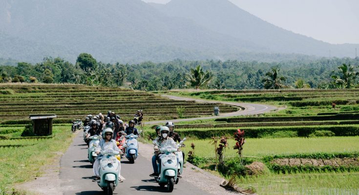 Hari Batik Nasional, pecinta Vespa di tanah air