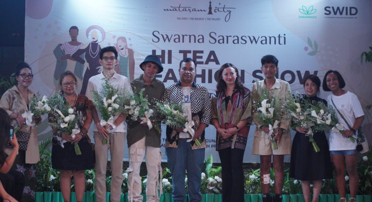 Fashion show bertema "Swarna Saraswanti" digelar