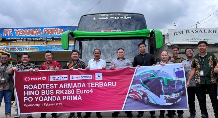 PT Hino Motors Sales Indonesia (HMSI) bersama salah satu