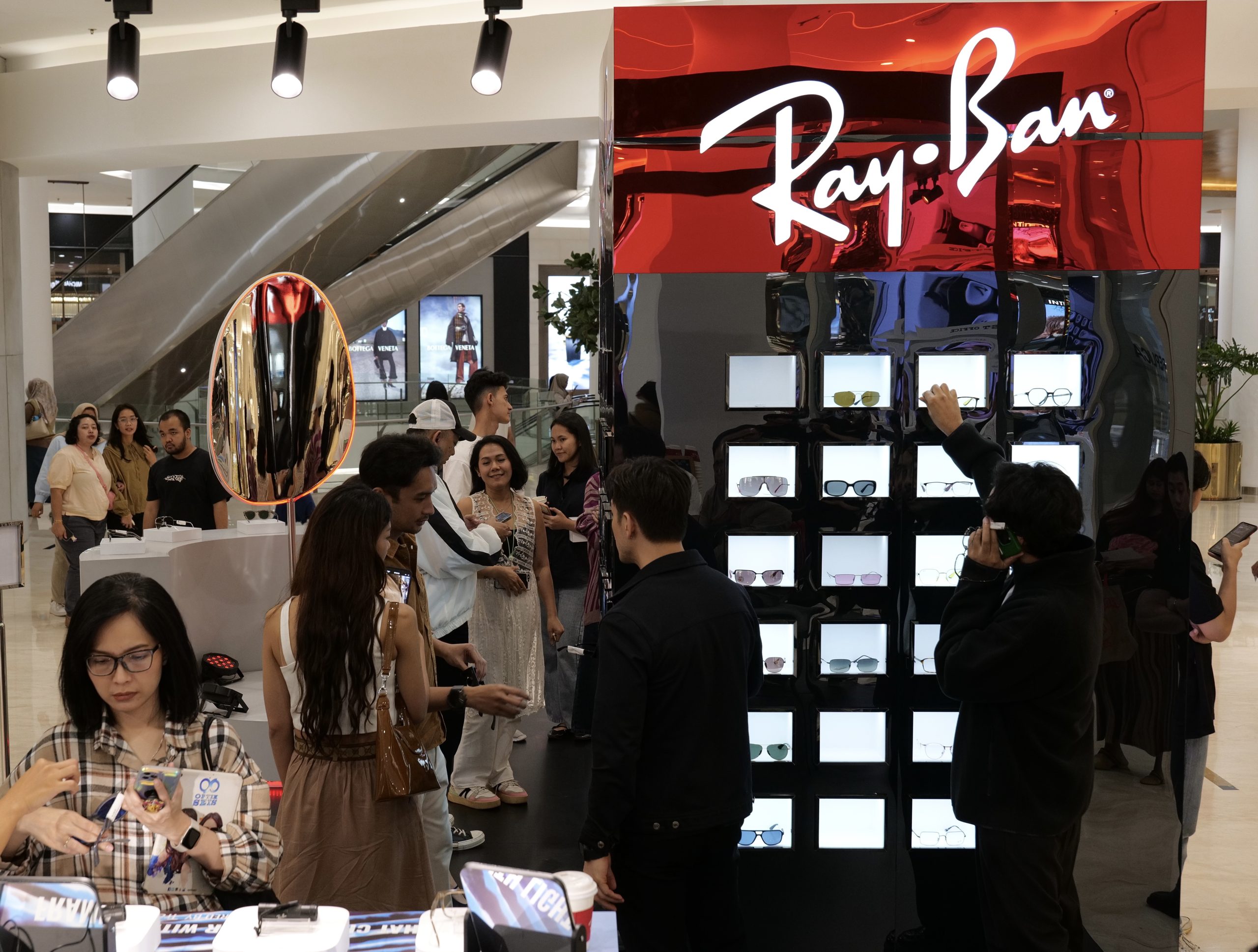 Ray-Ban® bekerja sama dengan Optik Seis