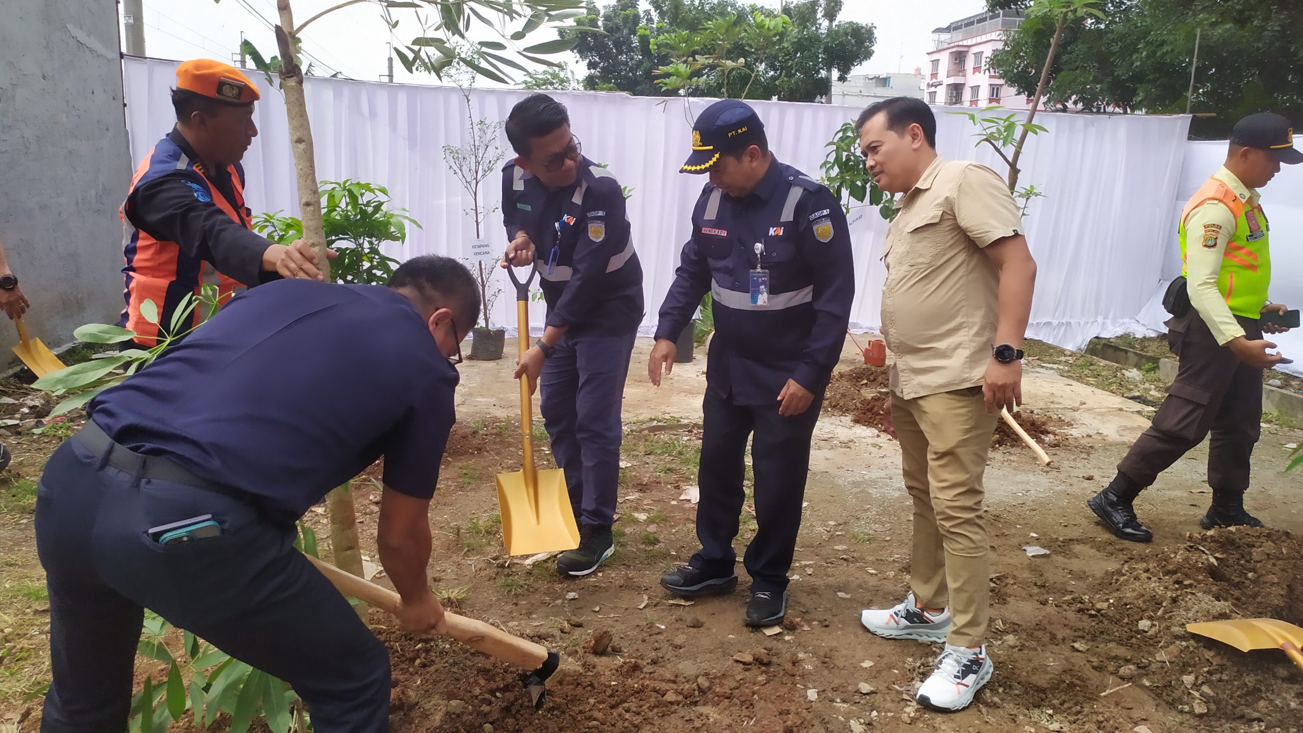 Dalam rangka program Hari Gerakan Satu Juta Pohon pada 10 Januari,